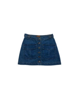 Denim skirt with front pockets and buttons.