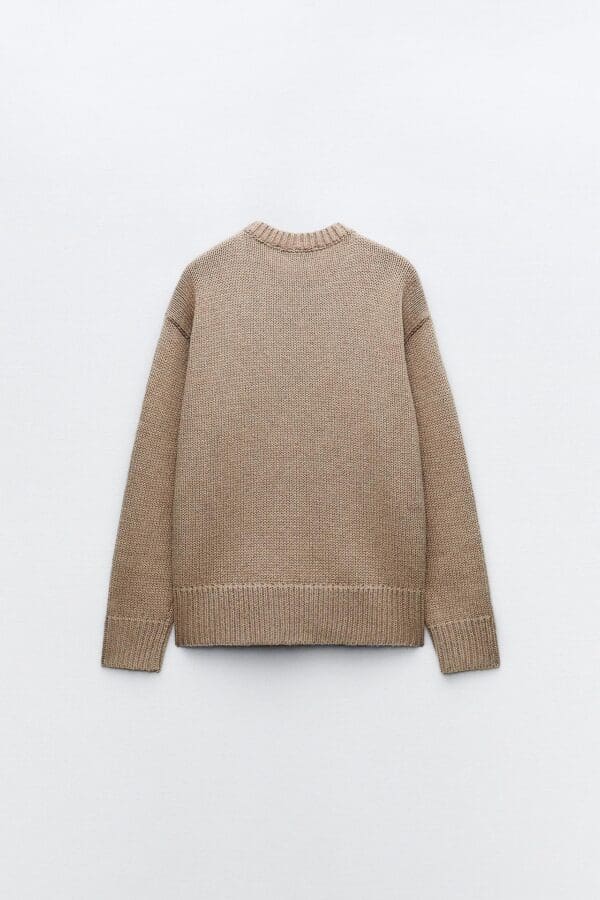 Sweater with two front pocket. - Image 3